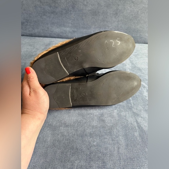 Steve Madden Womens Black Faux Fur Lined Flat Slip On Loafers SZ 9.5 Gold Chain - Picture 6 of 8